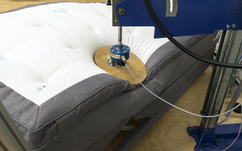 De ställbara sängarna testas på uthållighet, tålighet och hållfasthet. Här provas en belastning som motsvarar en person på 90 kg. Testlabb: RISE. Foto: Anna Sigge